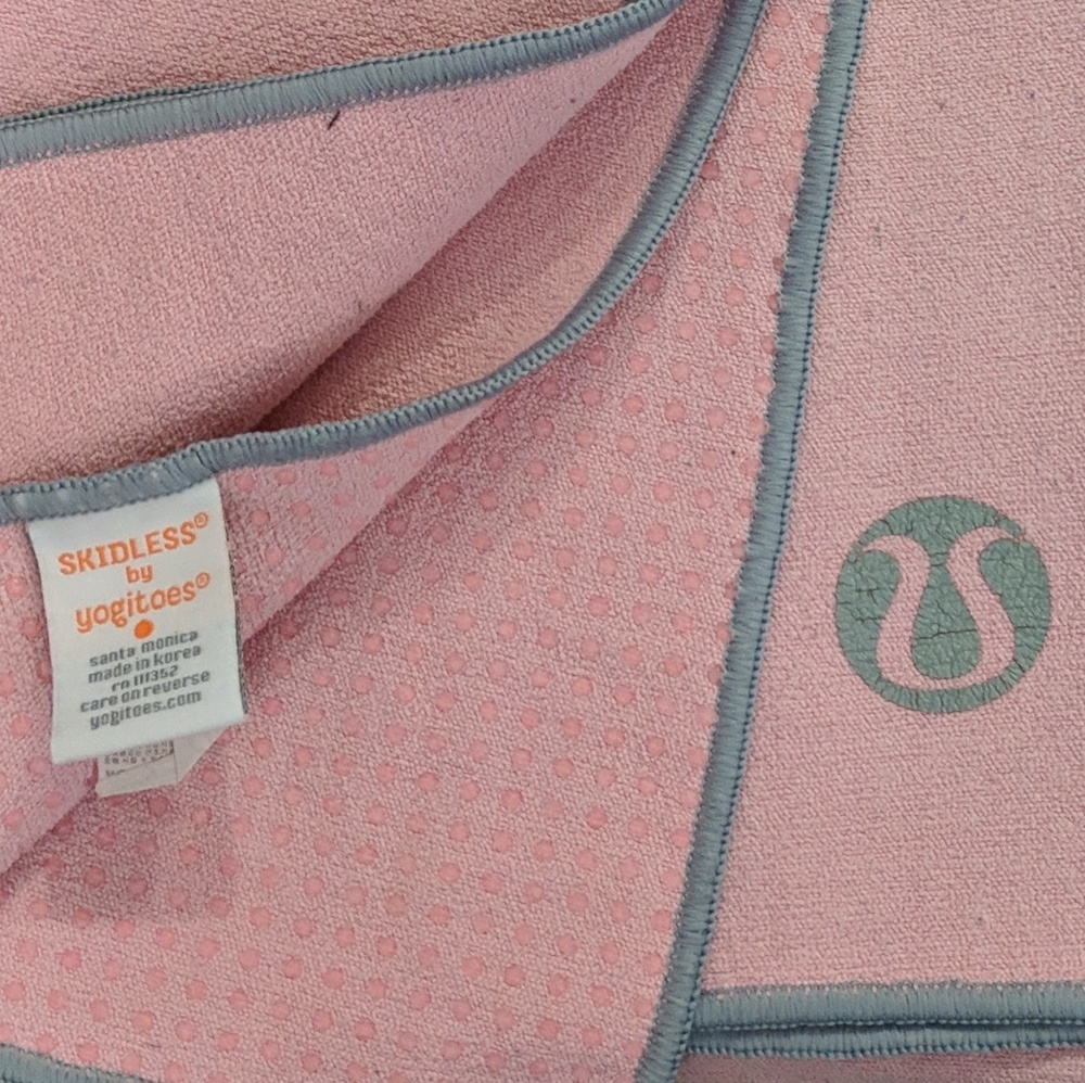Lululemon bubblegum pink yoga towel skidless